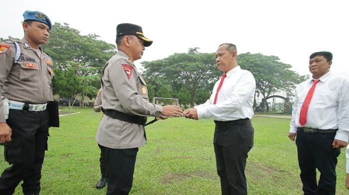 ungkap_kasus_pmi_ilegal_14_personel_polres_sergai_terima_piagam