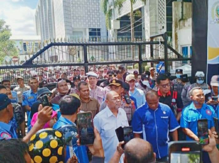 aliansi_buruh_sumut_tuntut_kesejahteraan_dan_penegakan_hukum_di_dprd