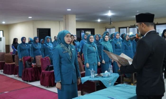 bupati_labusel_kukuhkan_ketua_dan_pengurus_tp_pkk_periode_20252030