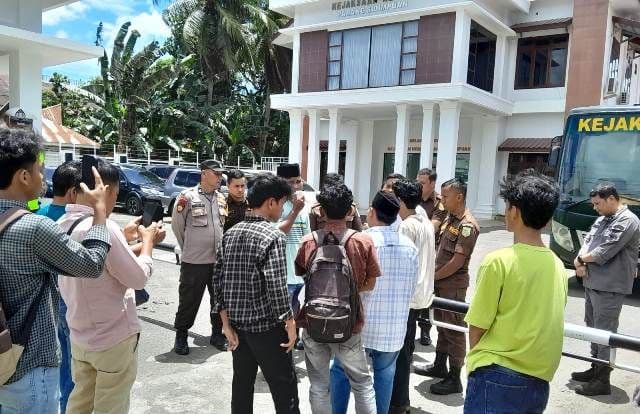 mahasiswa_tabagsel_tuntut_kejari_padangsidimpuan_usut_belanja_jasa_konsultan_penyusunan_rdtr