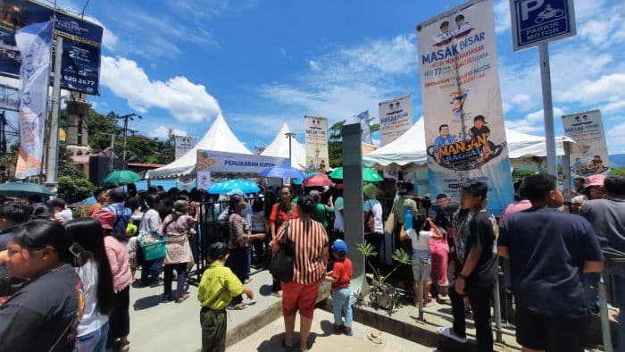 hut_sumut_gubernur_bobby_dan_bobon_santoso_gelar_mangan_baggal_di_parapat