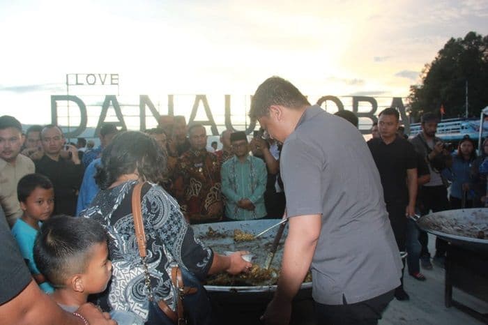 makan_besar_ayam_andaliman_di_parapat_bobby_dukung_program_presiden