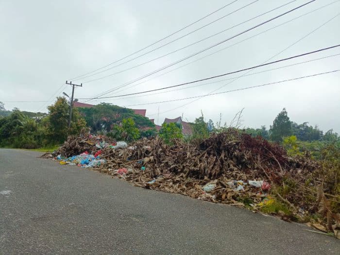 sampah_menumpuk_akses_menuju_dprd_simalungun_kotor_dan_kumuh
