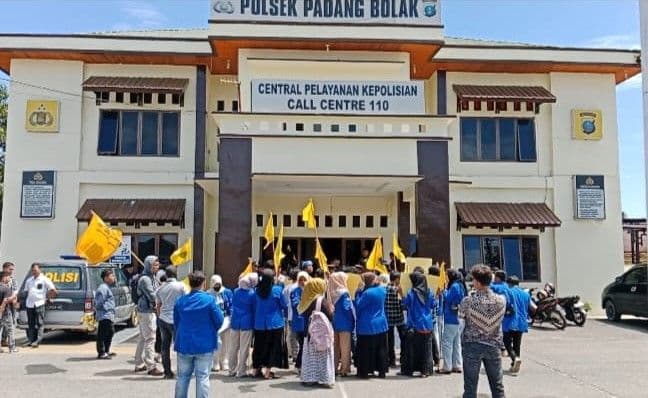 senjata_mainan_picu_pengeroyokan_mahasiswa_geruduk_polsek_padang_bolakdprd_paluta