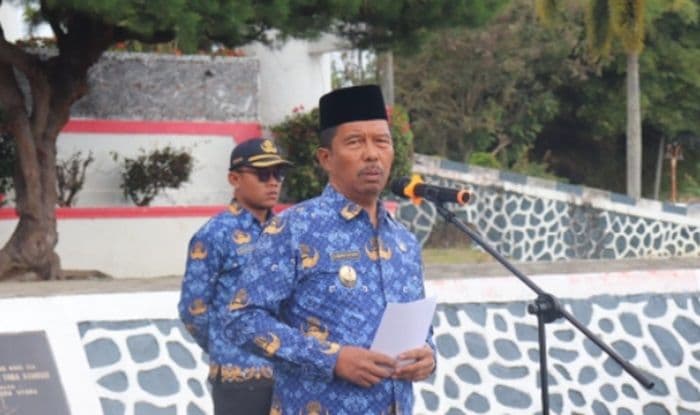 wabup_soroti_disiplin_asn_toba_komandan_upacara_harus_berteriak