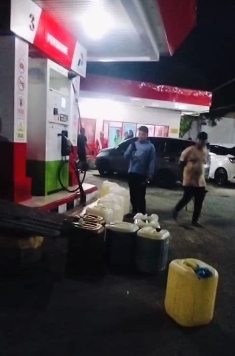 isi_bbm_ke_jerigen_warga_dan_petugas_spbu_di_dairi_ribut_
