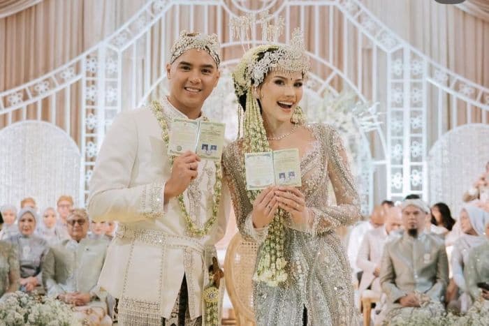 al_ghazali_dan_alyssa_daguise_pamerkan_cincin_dan_buku_nikah