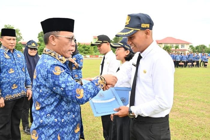 bupati_tapteng_serahkan_386_sk_pppk_hilangkan_kebiasaan_buruk_olahmengolah_dan_pungli