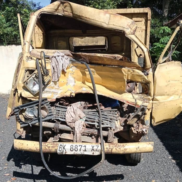 dua_truk_tabrakan_di_sipispis_satu_tewas_dan_dua_luka_berat