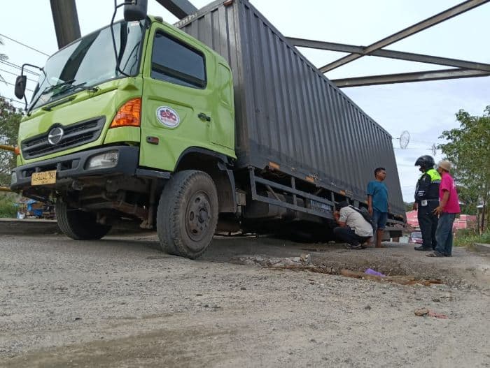 jembatan_di_padangsidimpuan_rusak_parah_truk_terjebak