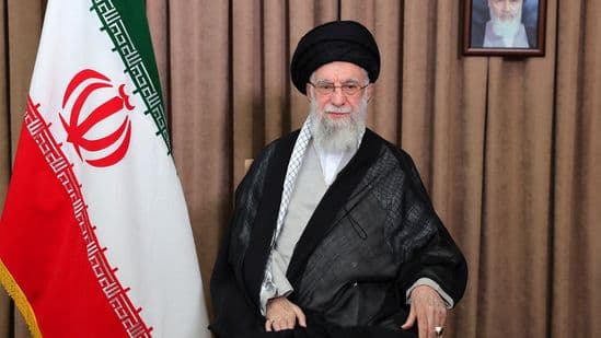 ketika_pemimpin_iran_ayatollah_ali_khamenei_mulai_kesepian_ditinggal_orang_kepercayaannya