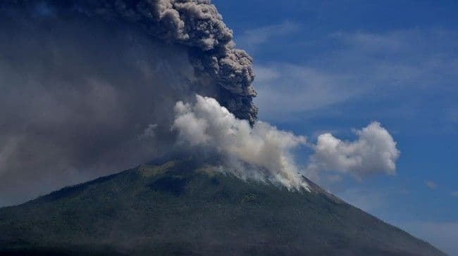 muntahkan_erupsi_abu_vulkanik_700_meter_warga_diimbau_tidak_dekati_sekitar_gunung_ili_lewotolok