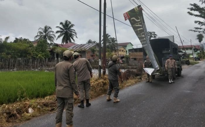 satpol_pp_sidimpuan_tertibkan_spanduk_langgar_perwal_nomor_10_tahun_2018_