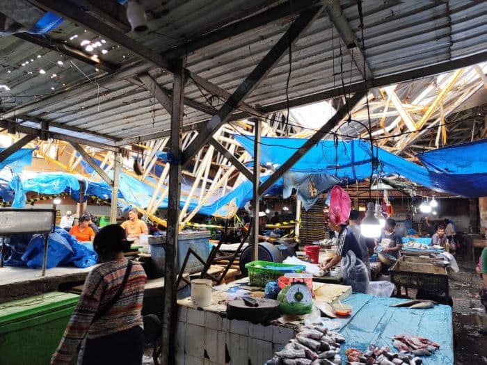 telan_biaya_rp400_juta_perbaikan_atap_pasar_ikan_dwikora_siantar_diperkirakan_dua_bulan