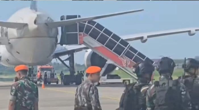 tim_penjinak_bom_sisir_pesawat_saudi_arabia_airlines_yang_mendarat_darurat_di_kualanamu_