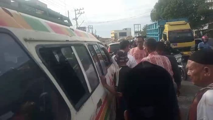 todongkan_senjata_sopir_angkot_ditangkap_polres_sergai