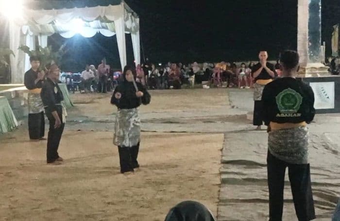 atraksi_pencak_silat_etnis_banjar_memukau_pengunjung_pagelaran_budaya_di_labura