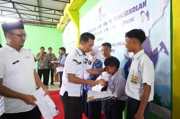 baznas_binjai_salurkan_seragam_gratis_untuk_siswa_smp_dan_mts_dari_dana_zakat