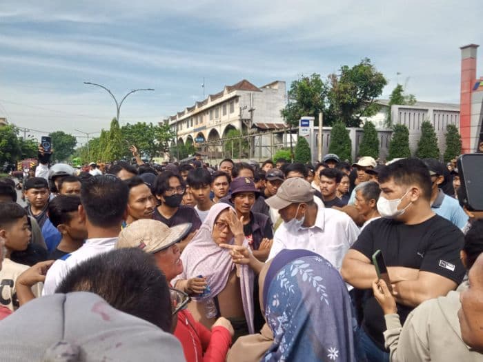 eksekusi_bangunan_di_tanjung_mulia_ricuh_ribuan_warga_blokade_jalan_krakatau_medan