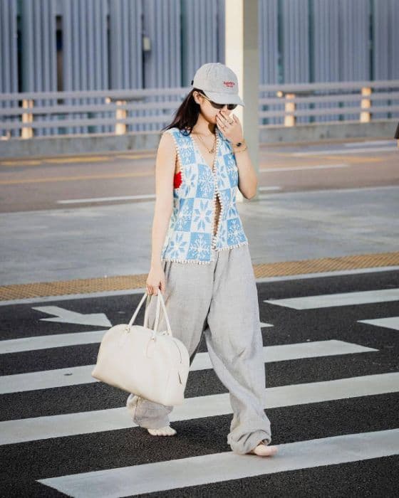 jennie_blackpink_pakai_sepatu_mirip_kaos_kaki_langsung_jadi_tren