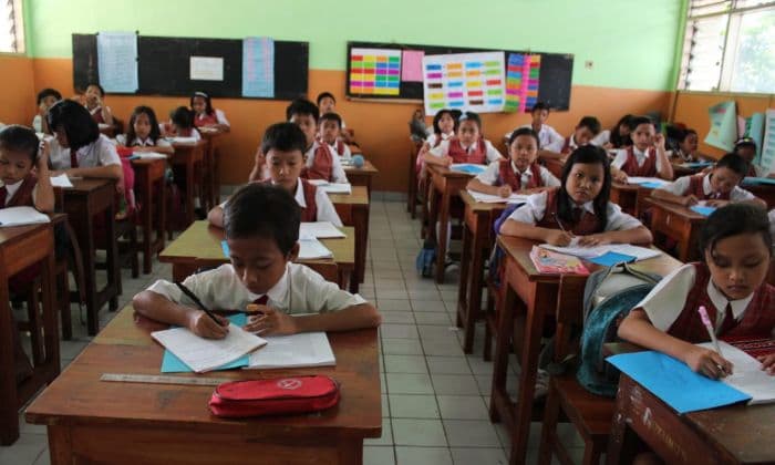 pakar_pendidikan_kritik_kelas_50_siswa_bukan_solusi_tapi_masalah_baru