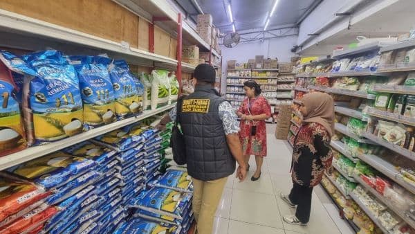telusuri_dugaan_beras_oplosan_polda_sumut_sidak_sejumlah_swalayan_di_medan