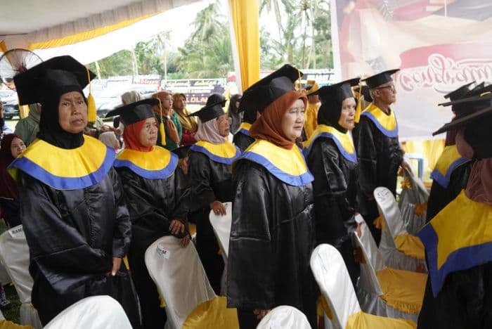 25_lansia_di_asahan_diwisuda_wabup_tamat_dari_sekolah_lansia