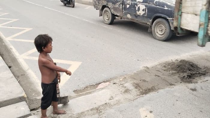 anak_lima_tahun_timbun_jalan_rusak_di_jembatan_sungai_ular_sergai