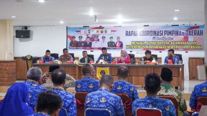 bupati_labusel_fery_sahputra_simatupang_pimpin_rapat_forkopimda_jaga_kondusifitas_dan_doa_bersama