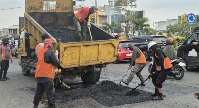 jalan_rusak_di_bundaran_perjuangan_binjai_akhirnya_diaspal_putr_sumut