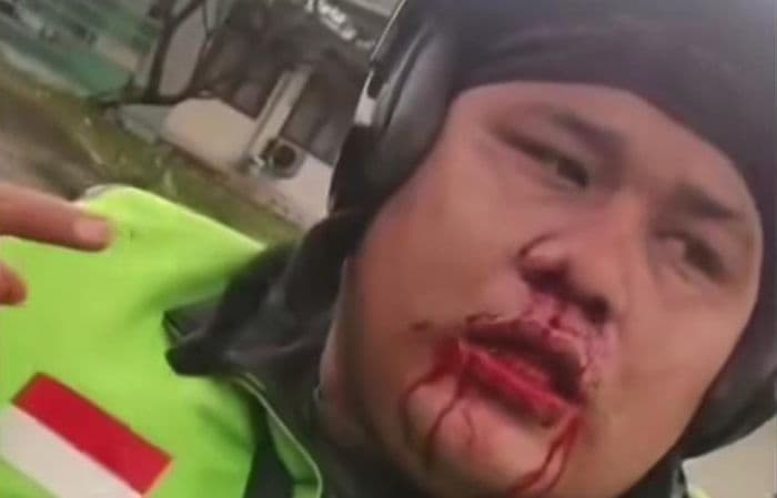senggolan_di_jalan_driver_ojol_dipukul_pria_diduga_berprofesi_sebagai_dosen