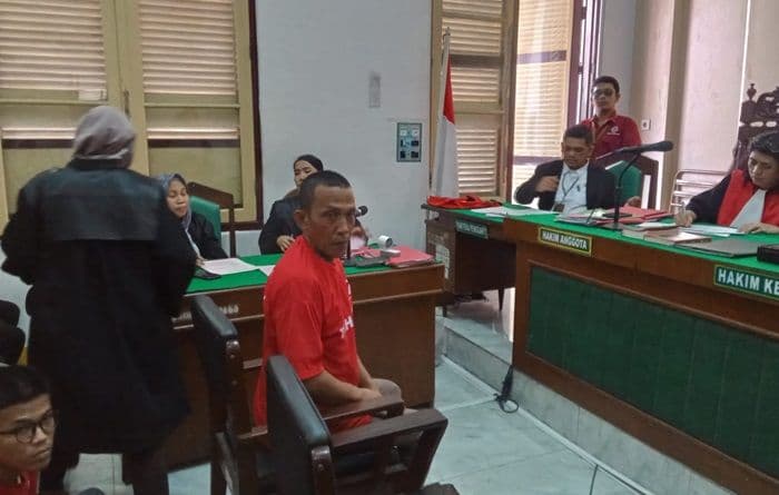 tuntutan_terdakwa_pembunuhan_sopir_taksi_online_dan_buang_mayatnya_di_kutalimbaru_ditunda