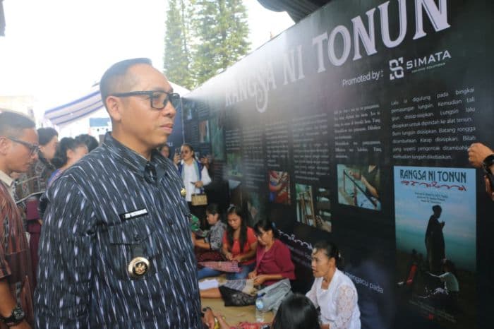 bupati_taput_dorong_ulos_jadi_identitas_budaya_dan_sumber_ekonomi_lewat_festival_ulos_2025