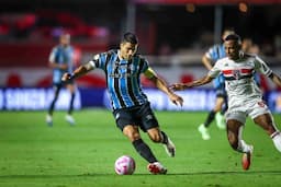 carlos_vincius_bawa_grmio_kalahkan_so_paulo_20_di_serie_a_brasil