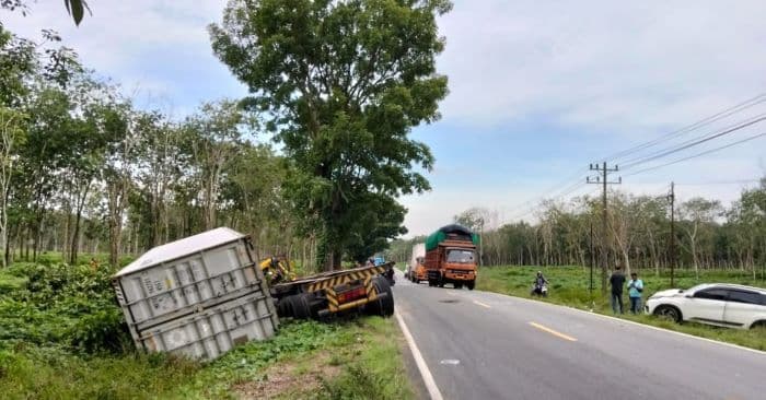 kecelakaan_beruntun_di_tapian_dolok_libatkan_tiga_kendaraan_dua_orang_dilarikan_ke_rs