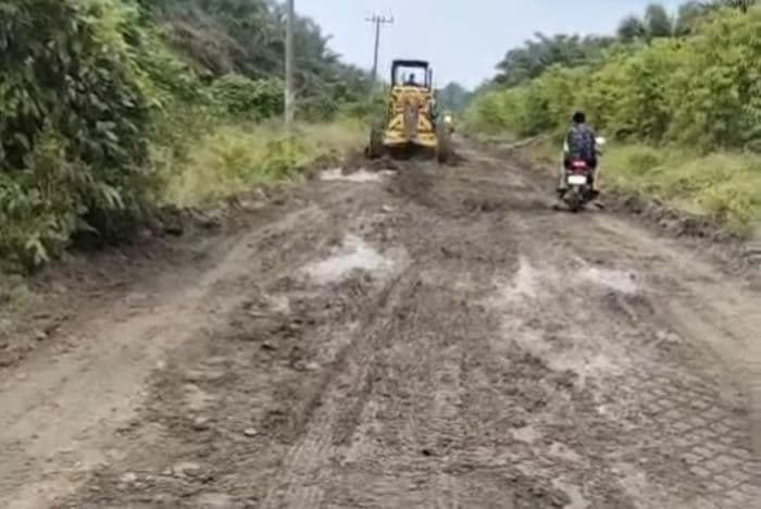 perbaikan_jalan_desa_padang_brahrang_dan_bekulap_langkat_dimulai_dengan_bantuan_pengusaha_perkebunan
