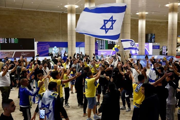 pm_inggris_keir_starmer_tolak_larangan_suporter_maccabi_tel_aviv_di_birmingham_keputusan_yang_salah