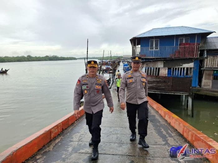 polres_pelabuhan_belawan_laksanakan_patroli_jalan_kaki_jaga_situasi_kamtibmas_di_bagan_deli