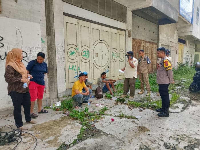 satpol_pp_dan_polisi_tertibkan_gelandangan_di_ruko_kosong_pasar_gambir_tebing_tinggi
