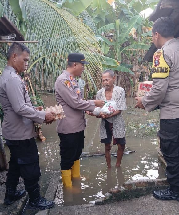 kapolsek_perbaungan_berikan_sembako_ke_warga_terdampak_banjir