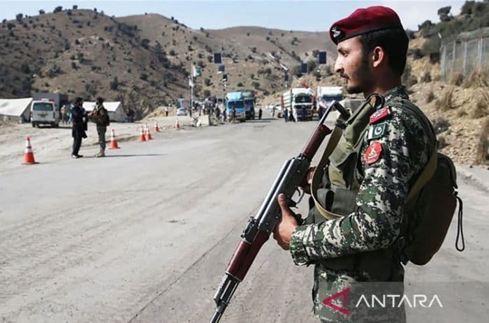tujuh_tentara_pakistan_tewas_dalam_serangan_bunuh_diri_di_perbatasan_afghanistan_gencatan_senjata_di_ujung_tanduk