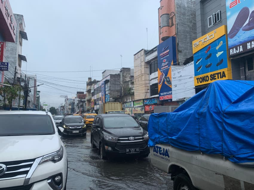diguyur_hujan_jalan_sutomo_banjir_dan_macet