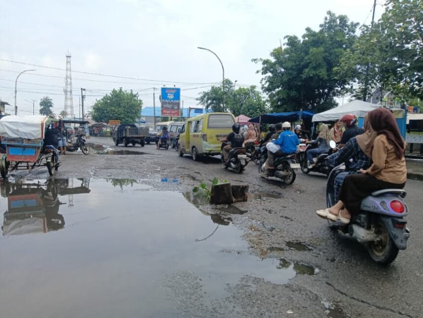jalan_utama_menuju_pelabuhan_belawan_rusak_parah_pengguna_jalan_keluhkan_lambannya_perbaikan