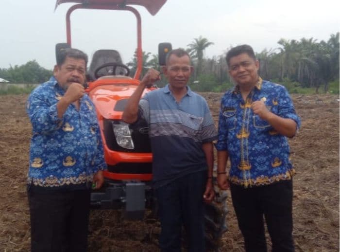 dinas_pertanian_labuhanbatu_serahkan_bantuan_traktor_pada_kelompok_tani_