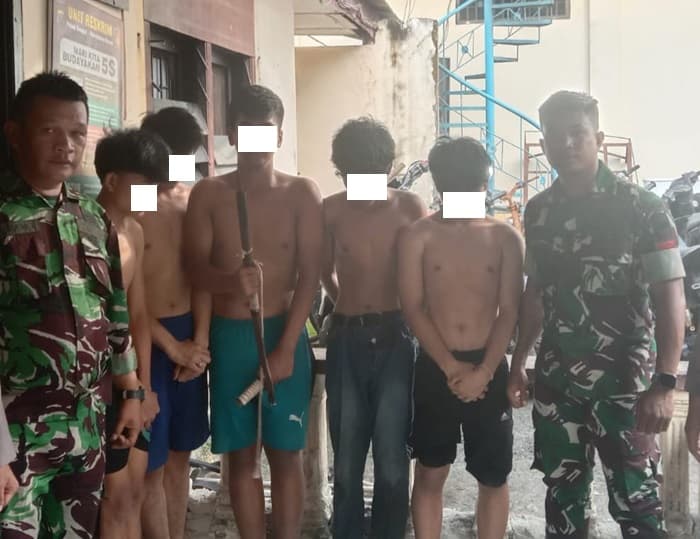 dua_personel_tni_amankan_lima_pemuda_diduga_begal_di_medan