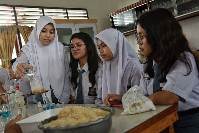 kerajinan_karya_ilmiah_berbahan_daur_ulang_limbah