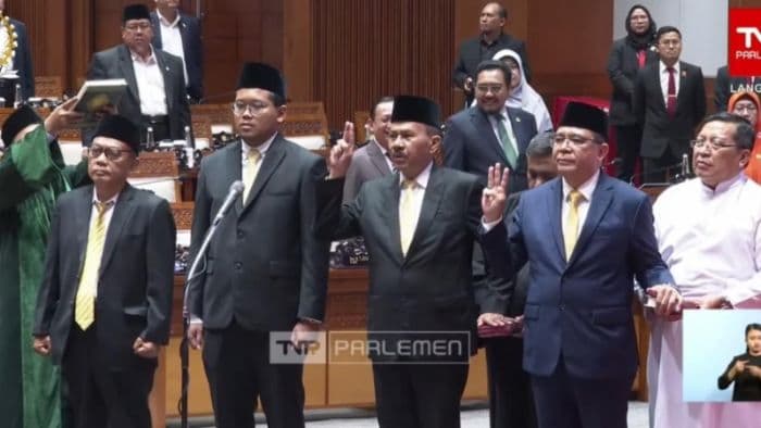 maruli_siahaan_dan_fransiskus_sibarani_resmi_dilantik_jadi_anggota_dpr