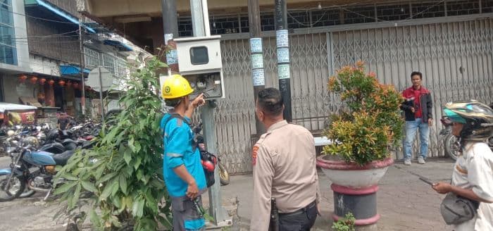 ledakan_panel_meteran_listrik_di_jalan_sutomo_siantar_buat_panik_warga