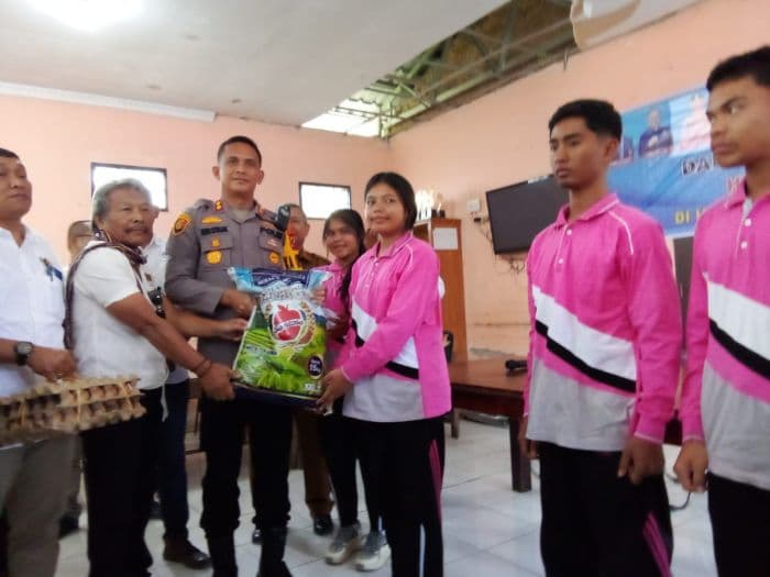 polres_taput_peringati_hpn_dengan_berikan_bantuan_ke_panti_sosial_dan_panti_jompo
