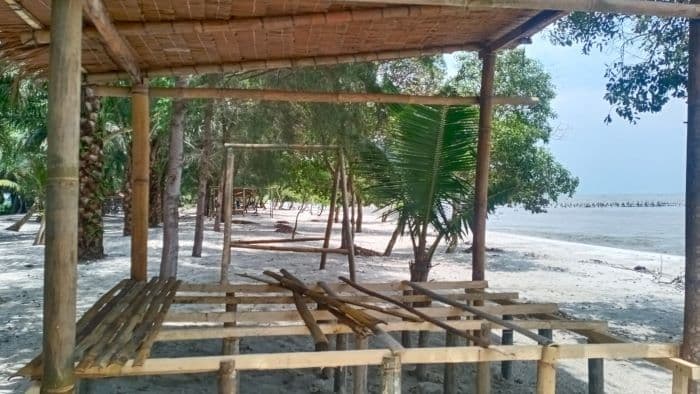 bangunan_liar_di_pantai_bogak_besar_sergai_dikeluhkan_kelompok_tani_